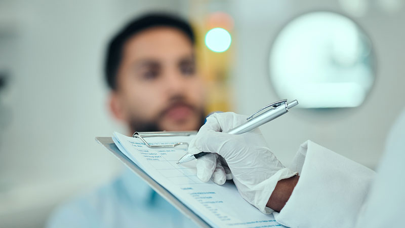 Médico a tirar notas de paciente